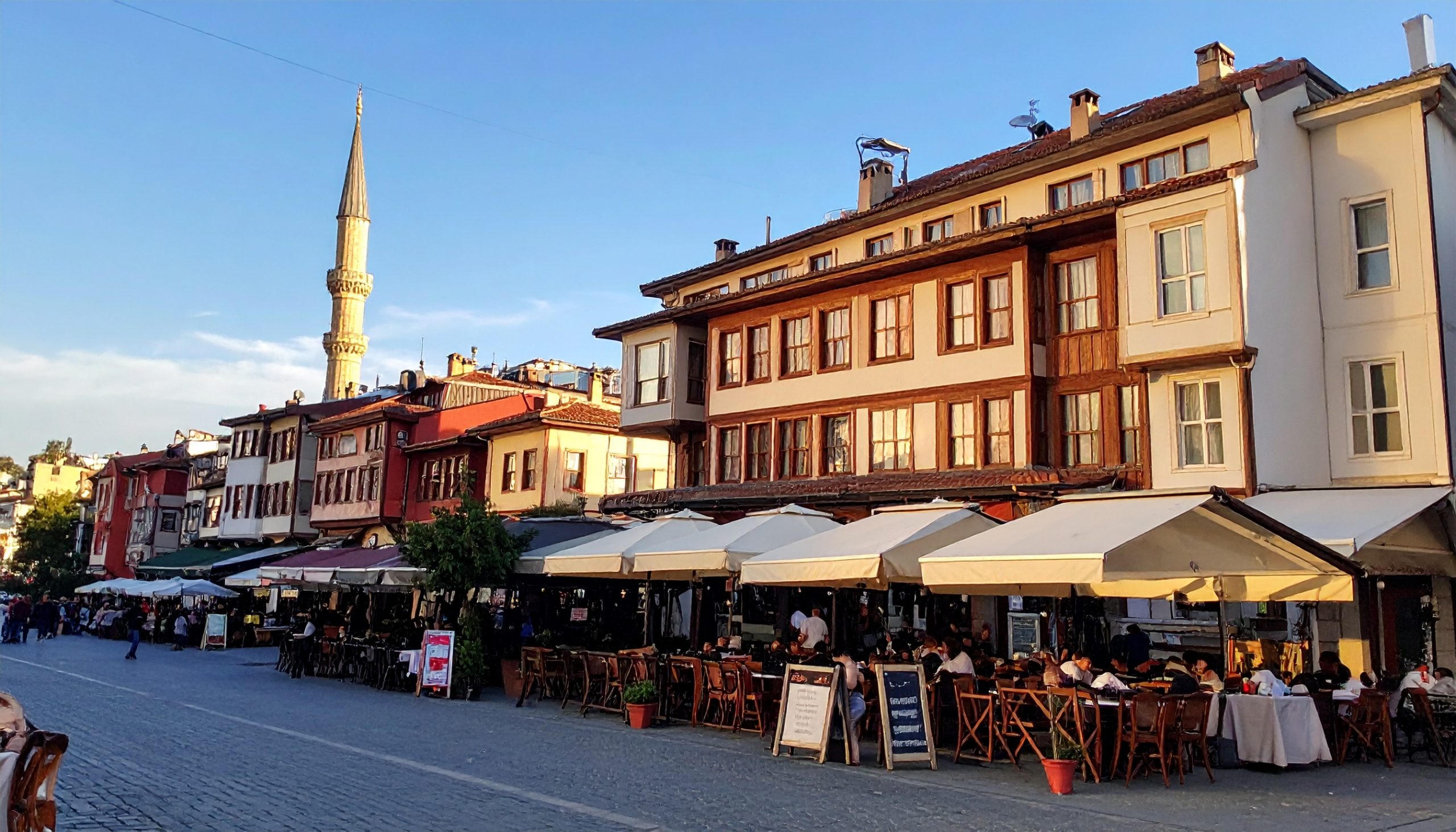 Nevşehir’in Kaya Oyma Restoranlarında Lezzet Durakları Nevşehir’in Kaya Oyma Restoranlarında Lezzet Durakları