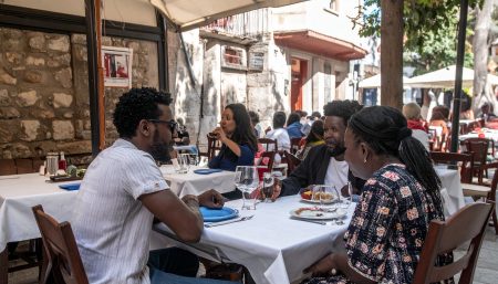 Alaçatı Sokaklarında Keşfedilecek Gizli Lezzet Durakları